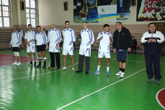 Одесские депутаты и чиновники сразились за волейбольный мяч (фото)