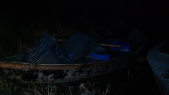 На Кучурганском лимане пограничники обнаружили лодку с 10 ящиками сигарет (фото)