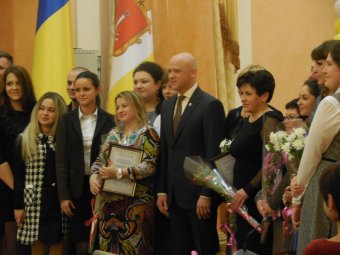 Мэр Одессы наградил лучших служащих органов местного самоуправления