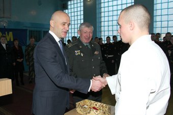 Геннадий Труханов поздравил с Днем Вооруженных Сил Украины воспитанников Одесского лицея с усиленной военно-физической подготовкой (фото)