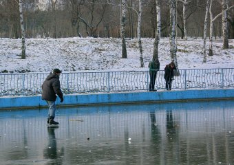 Озеро в парке Победы покрылось льдом (фото)
