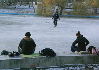Озеро в парке Победы покрылось льдом (фото)