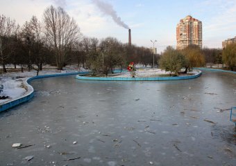 Озеро в парке Победы покрылось льдом (фото)