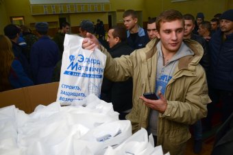 Эдуард Матвийчук поздравил военных с профессиональным праздником