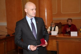 Геннадий Труханов  вручил одесским волонтерам почетные награды (фото)