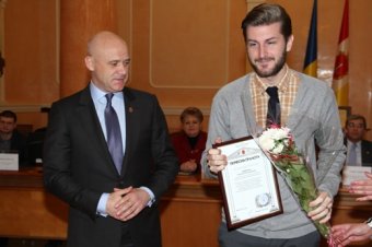 Геннадий Труханов  вручил одесским волонтерам почетные награды (фото)