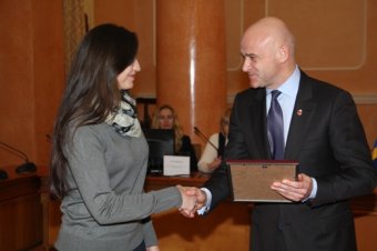 Геннадий Труханов  вручил одесским волонтерам почетные награды (фото)