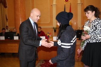 Геннадий Труханов  вручил одесским волонтерам почетные награды (фото)