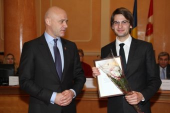 Геннадий Труханов  вручил одесским волонтерам почетные награды (фото)
