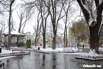 Коммунальные службы Одессы ликвидируют последствия гололеда