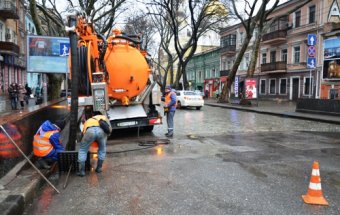 В Одессе чистку ливневок проводят с использованием высоконапорной гидродинамической установки (фото)