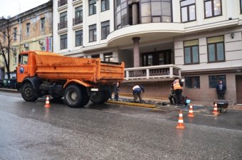 В Одессе чистку ливневок проводят с использованием высоконапорной гидродинамической установки (фото)