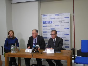 Представители ОБСЕ помогают жителям Донецка и Луганска