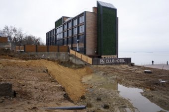 В районе Ланжерона ведутся работы по восстановлению разрушенного склона (фото)