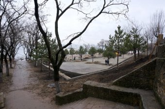 В районе Ланжерона ведутся работы по восстановлению разрушенного склона (фото)