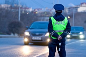 Херсонский гаишник отобрал автомобиль у одесских волонтеров