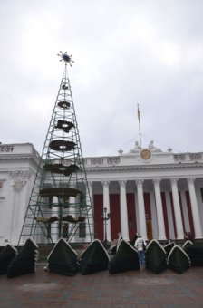На Думской площади в Одессе устанавливают главную ёлку города (фото)