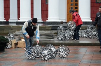 На Думской площади в Одессе устанавливают главную ёлку города (фото)