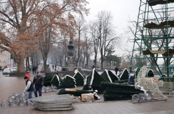 На Думской площади в Одессе устанавливают главную ёлку города (фото)