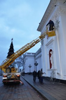 На Думской площади в Одессе устанавливают главную ёлку города (фото)