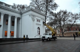 На Думской площади в Одессе устанавливают главную ёлку города (фото)