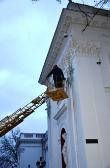 На Думской площади в Одессе устанавливают главную ёлку города (фото)