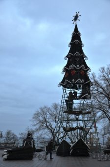 На Думской площади в Одессе устанавливают главную ёлку города (фото)
