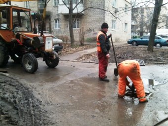 Власти Одессы отчитываются об очистке ливневок на Черемушках (фото)