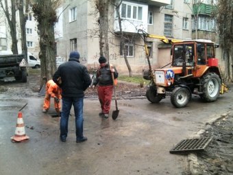 Власти Одессы отчитываются об очистке ливневок на Черемушках (фото)