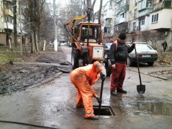 Власти Одессы отчитываются об очистке ливневок на Черемушках (фото)