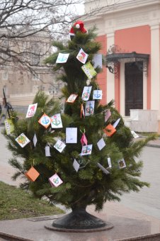 В Одессе появилось новогоднее Дерево желаний (фото)