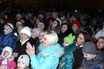 На главной елке Одессы засияли праздничные огни