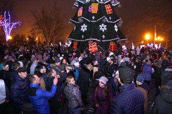 На главной елке Одессы засияли праздничные огни