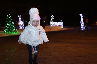 На главной елке Одессы засияли праздничные огни