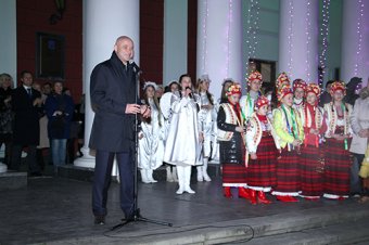 На главной елке Одессы засияли праздничные огни