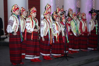 На главной елке Одессы засияли праздничные огни
