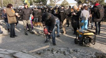 Общественники Одессы уничтожают парковку возле «Немо» (фото)