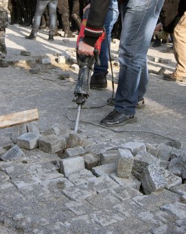 Общественники Одессы уничтожают парковку возле «Немо» (фото)