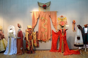 В Одессе открылась выставка «Мода сквозь столетия» (фото)