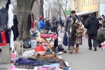 Большая распродажа на одесской барахолке (фото)