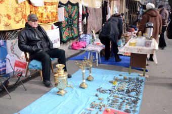 Большая распродажа на одесской барахолке (фото)