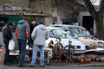 Большая распродажа на одесской барахолке (фото)