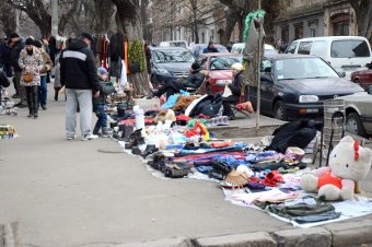 Большая распродажа на одесской барахолке (фото)
