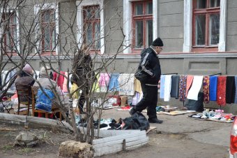 Большая распродажа на одесской барахолке (фото)