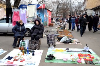 Большая распродажа на одесской барахолке (фото)