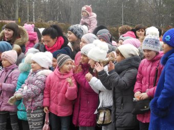 У главной ёлки Малиновского района проходит детский праздник