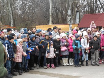 У главной ёлки Малиновского района проходит детский праздник
