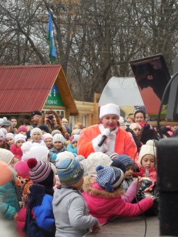У главной ёлки Малиновского района проходит детский праздник