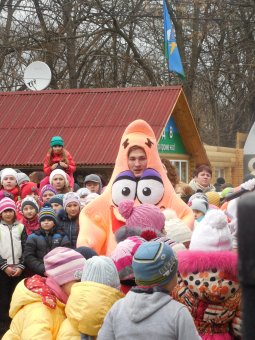 У главной ёлки Малиновского района проходит детский праздник