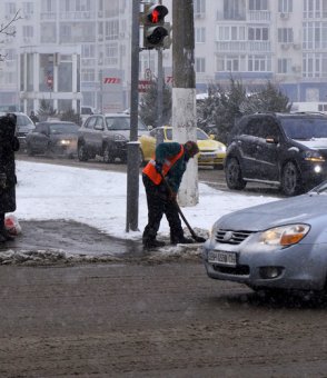 На время непогоды одесситов просят ограничить поездки